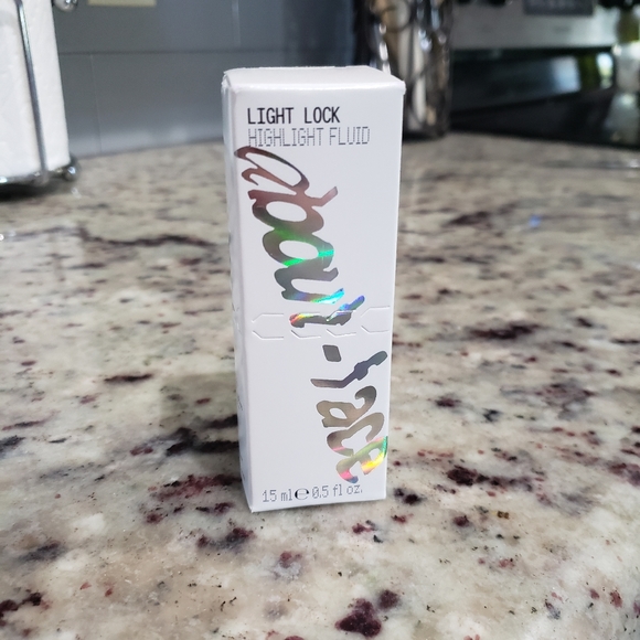 About-face Light Lock Fluid in "Shaken or Stirred" - Picture 4 of 5